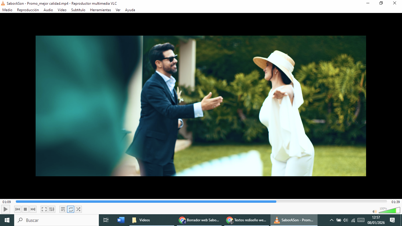 Aída y David bailando en su boda